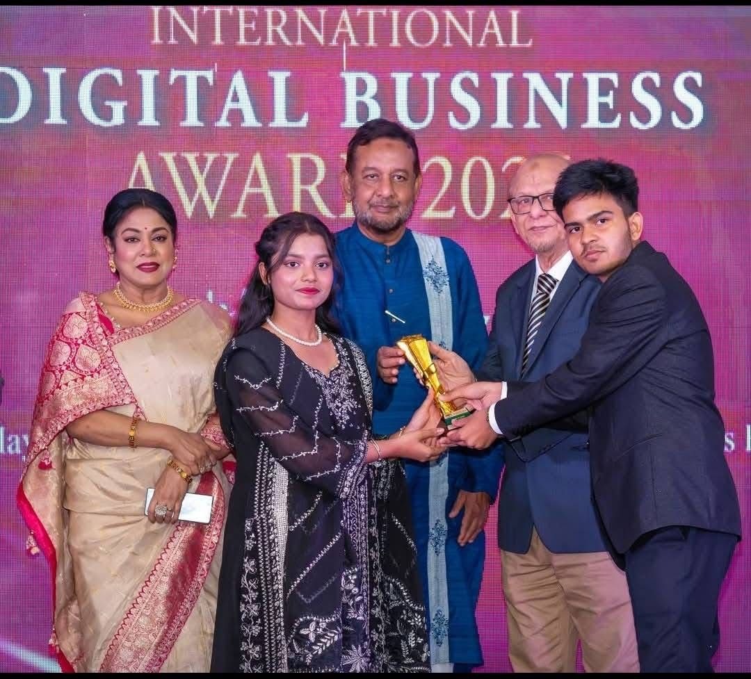 TeenX receiving International Digital Business Award 2025